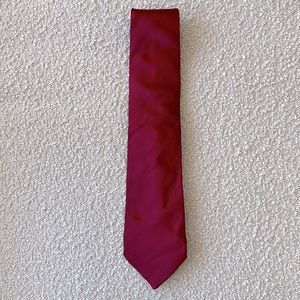 Burberry red solid tie. 100% silk. Made in Italy.